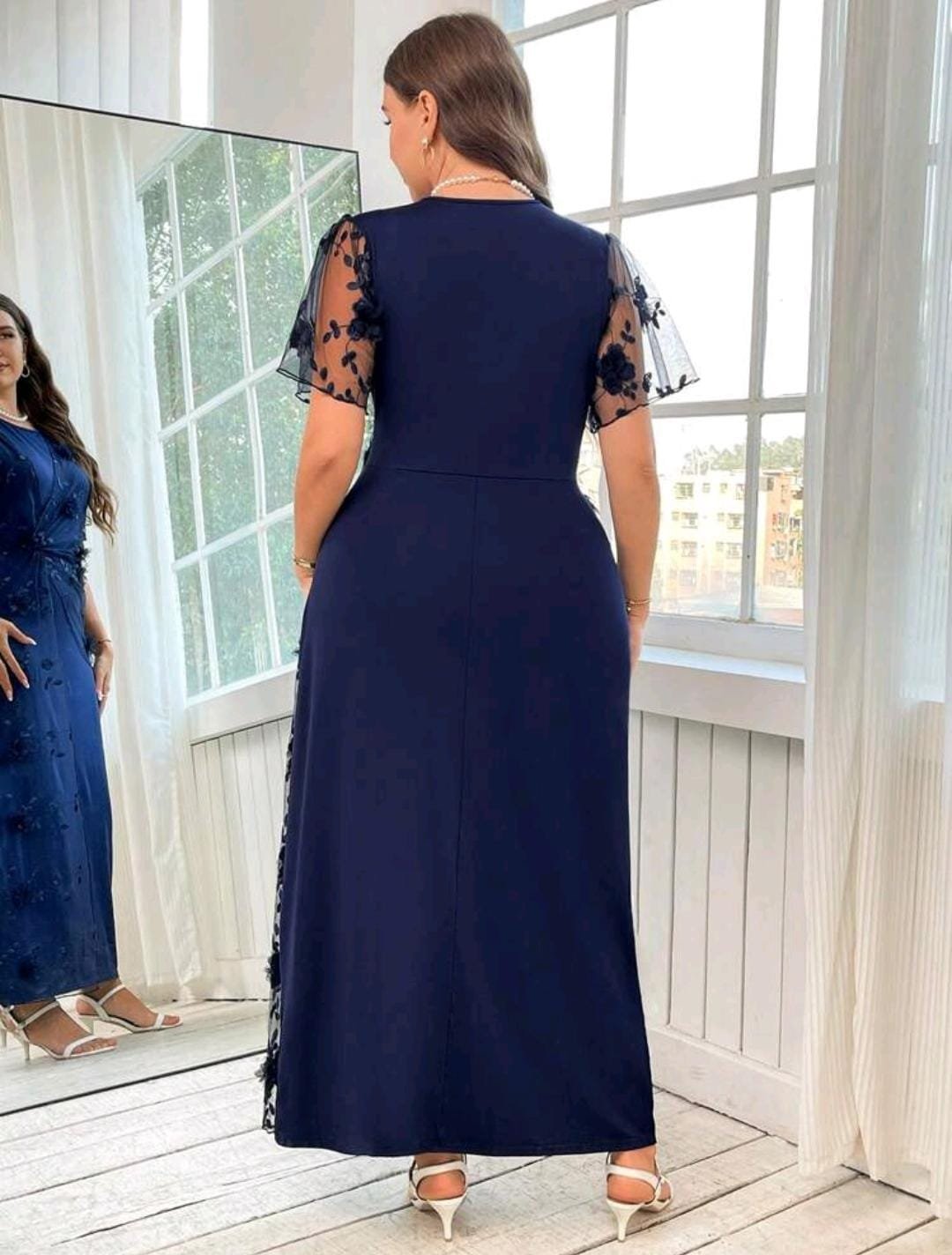 ABITO LUNGO IN TULLE CON RICAMI FLOREALI - immagine 2