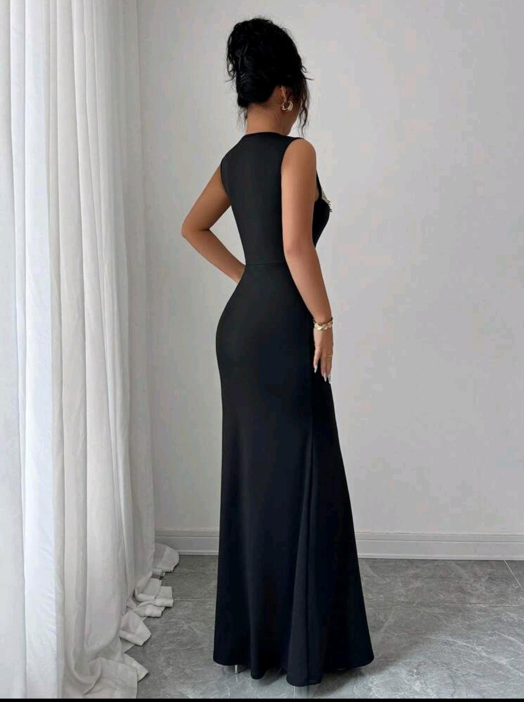 ABITO LUNGO ELEGANTE NERO CON RICAMI ORO E SPACCO - immagine 2