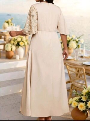 ABITO LUNGO CREMA ELEGANTE CON MANICHE FLOREALI IN PIZZO